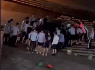 警专内深夜车祸！女大队长开车自撞 学生下楼帮抬车