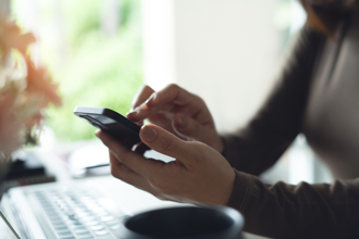 旗艦機單月砍價8千 最新15款「降價最多」手機出爐