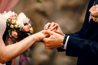 滑手机惊见妻正在结婚 江苏男养七年的女儿竟是别人的