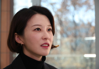 「徒手夺戒严军长枪」震撼全球 南韩前女主播现身还原经过