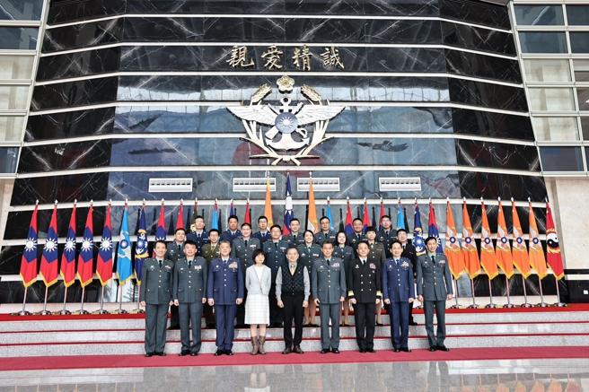  章总督察长主持113年推动督察、飞航安绩优及监察干部颁奖典礼，会后与国军绩优监察干部合影。
（记者刘宸玮摄）