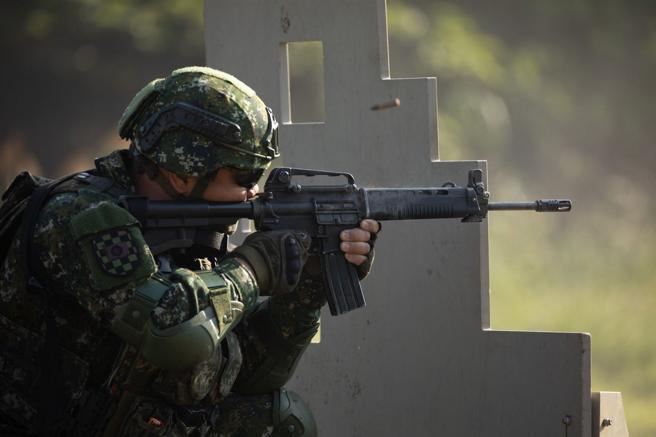  「自卫战斗实弹射击鑑测」考验官兵在敌情威胁下稳定射击。（记者尤韵婷摄）