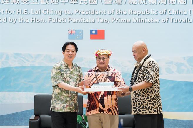 賴總統贈交吐瓦魯國會大樓模型，由戴斐立總理（右）、伊塔雷理國會議長代表接受。
（總統府提供）