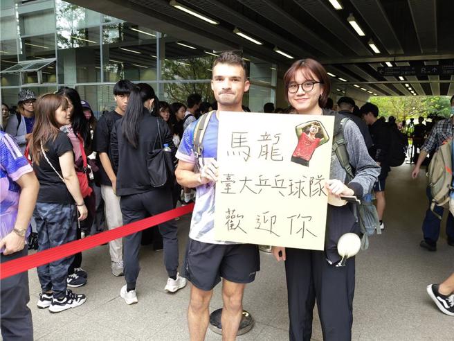 台大桌球校队成员准备看板赴社科院外表达对马龙的支持与欢迎。（资料照，李侑珊摄）