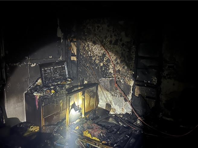 台南东区住商大楼的钢琴教室起火，整间付之一炬。（读者提供／曹婷婷台南传真）