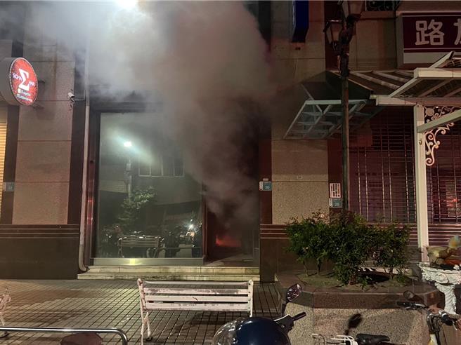 位于大楼内的钢琴教室暗夜传出火警。（读者提供／曹婷婷台南传真）