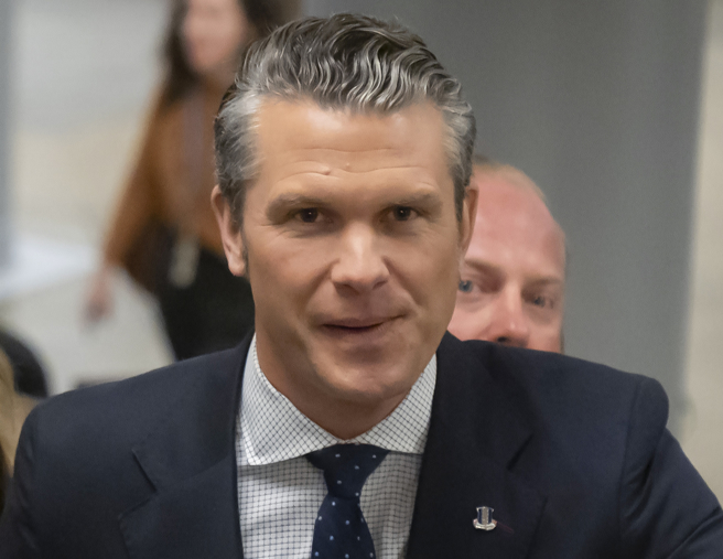 美国防长提名人赫格塞斯（Pete Hegseth）4日现身国会大厦的神情。（美联社）