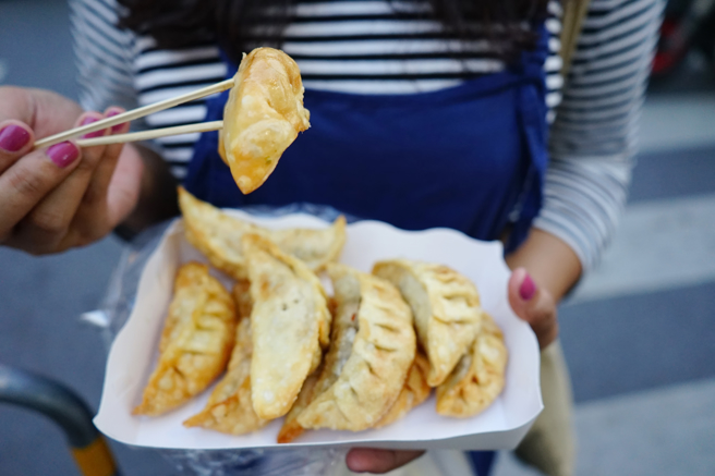 煎饺内馅多是肥肉，加上用油煎，属于高热量的食物。（示意图，Shutterstock／达志）