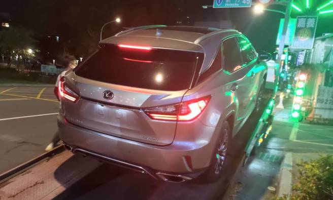 酒後駕車涉嫌公共危險罪必須當場拔牌查扣，並自行僱用拖吊車載走車輛（翻攝畫面）