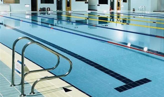 蔡姓游泳教练1日在嘉义市国民运动中心游泳，不幸身亡。（取自嘉义市国民运动中心官网）