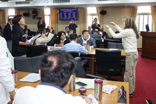立法院内政委员会5日排审《选罢法》修正草案，无党籍立委高金素梅（右一）与民进党立委苏巧慧（左一），就发言时间多寡陷入争执。（黄世麒摄）