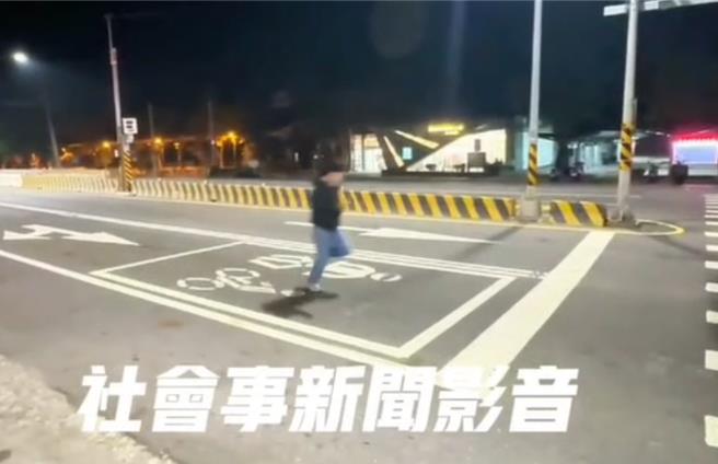 高雄一名男大生4日晚间在燕巢区深中路上奔跑，恶搞测速照相机，警方已经展开寻人。（摘自社会事新闻影音网站／林瑞益高雄传真）
