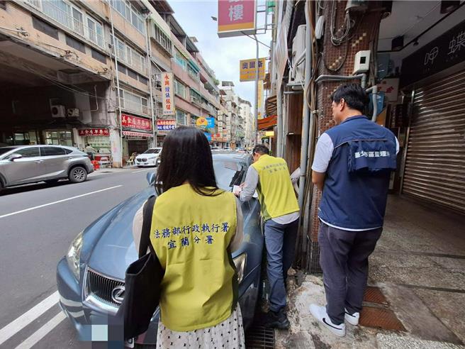 基隆有一名张姓女子欠罚锾达44万余元，但仅缴纳2期就置之不理。行政执行署宜兰分署4日上午查得其车拖吊，若张女再不缴钱，爱车就会被拍卖。（行政执行署宜兰分署提供／徐佑升基隆传真）