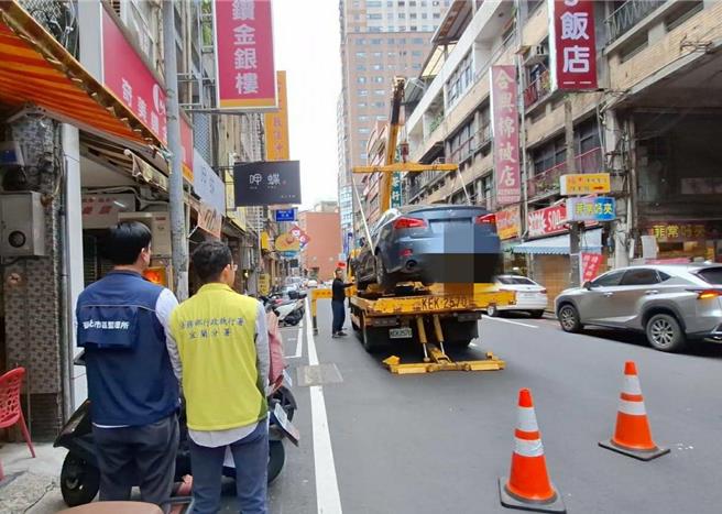 基隆有一名张姓女子欠罚锾达44万余元，但仅缴纳2期就置之不理。行政执行署宜兰分署4日上午查得其车拖吊，若张女再不缴钱，爱车就会被拍卖。（行政执行署宜兰分署提供／徐佑升基隆传真）