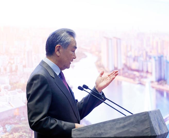 大陆外交部长王毅表示，海南自贸港已成为推动经济全球化的新引擎，中国将坚持开放发展，开放的大门只会越开越大。（摘自大陆外交部官网）