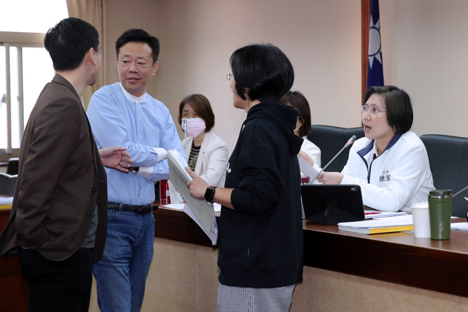 立法院內政委員會5日排審《選罷法》修正草案，藍綠立委就發言時間多寡陷入爭執，民進黨立委張宏陸（左二）、蘇巧慧（右二）、國民黨立委牛煦庭（左一）在主席台前和召委徐欣瑩（右一）討論，最後取得共識讓會議順利進行。（黃世麒攝）