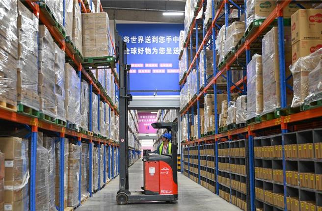 大陆广州提出建设「跨境电商之城」，打造「直播电商之都」的目标，希望带动特色产业「品牌出海」。（摘自中新社）