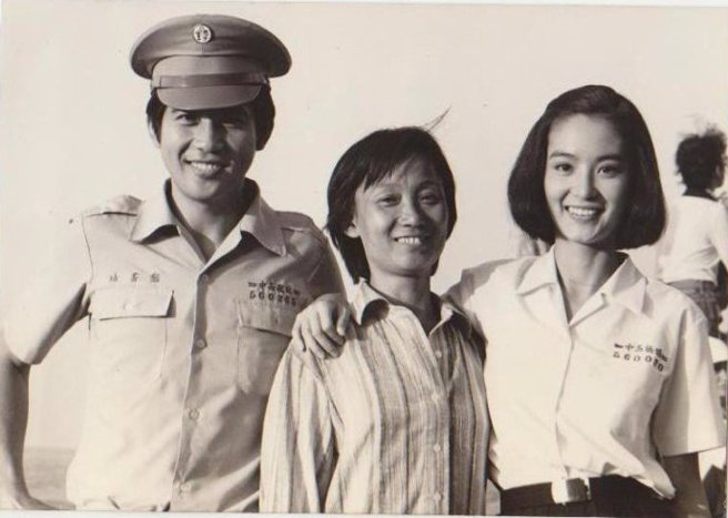 刘立立(中)与秦汉及林青霞照片。(取材自琼瑶部落格)