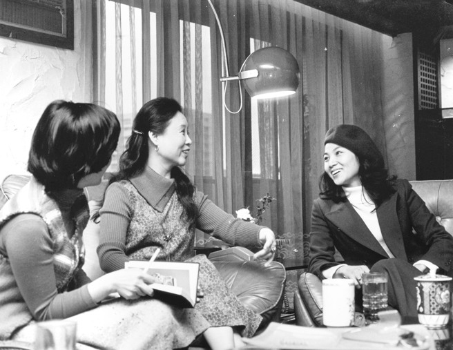 琼瑶（左）早期多部文艺爱情电影，都搭配凤飞飞的歌，传唱至今。（资料照片）