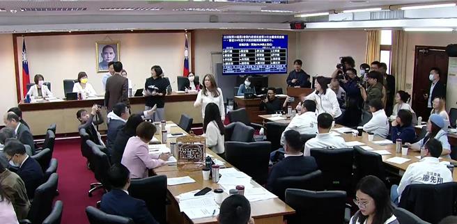 朝野立委审选罢法为发言时间的长度再爆口角。（取自立法院直播画面）