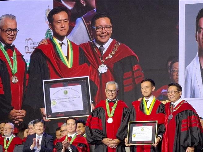 秀傳亞洲微創手術訓練中心院長黃士維（中）成功訓練菲律賓醫師超過1000人次，為2國醫療合作奠定深厚基礎，4日獲頒菲律賓外科醫學會國際榮譽會員。（秀傳醫療提供／謝佳君台北傳真）