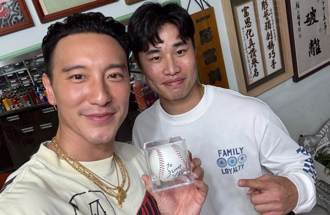 王阳明晒出跟林昱珉的同框照，霸气表示：「我们是顶级89」。（图／sunnyboyyy Threads）