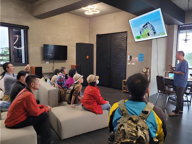 跨县市民宿标竿参访民宿主人分享宝贵经验。（观旅局提供）