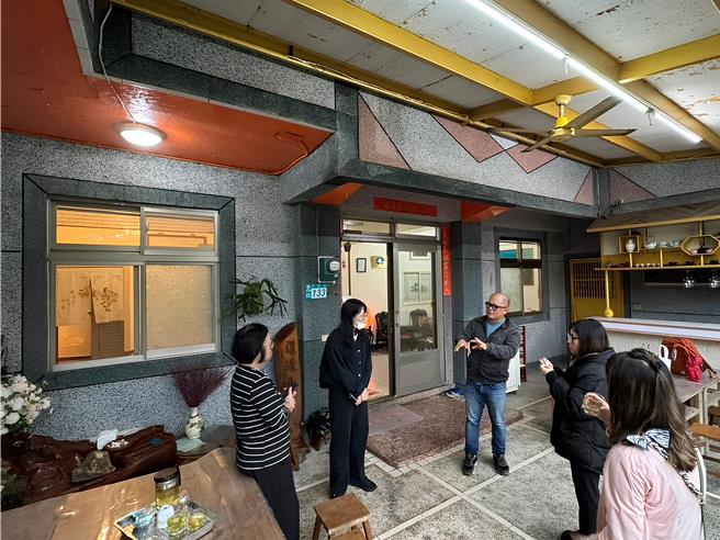 专家学者实地至溪边小筑民宿提供硬体辅导建议。（观旅局提供）