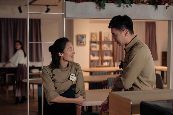 韩寧（中）、张轩睿确认情侣关系，初恋女友陈语安（最左）吃醋不开心。（良人行、东森电视提供）