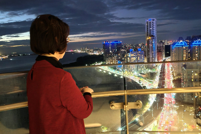 琼瑶曾在脸书分享淡水住家阳台风景。（图／取材琼瑶脸书）