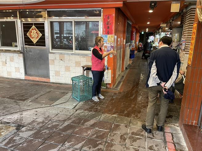 黄淑君到后埔市场勘查现况。（黄淑君提供）