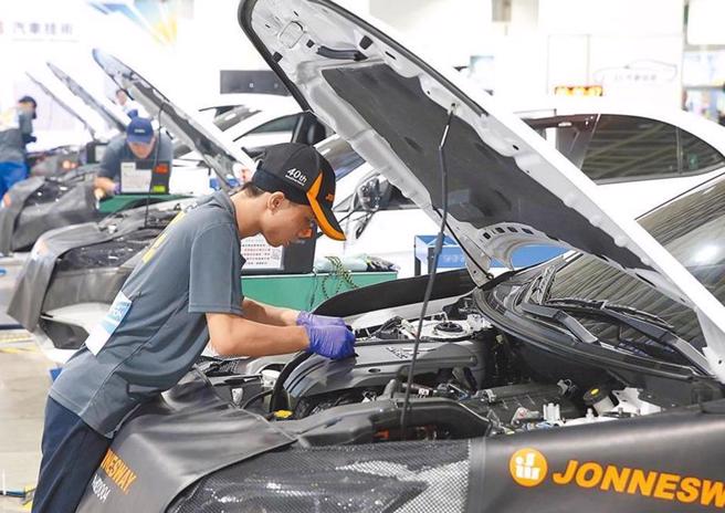 劳动部劳动力发展署技能检定中心2025年採双轨併行报名方式，除纸本通信报名外，开放网路报名系统。（报系资料照）