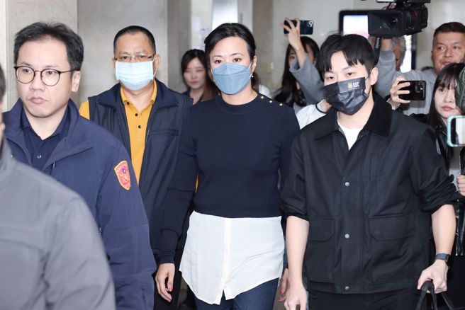 台北地檢署偵辦民眾黨主席柯文哲涉京華城容積率案、政治獻金案5日指揮調查局北機站首度以證人身分約談前新光金控董事長吳東進女兒吳欣盈（中），吳欣盈離開時僅表示，「偵查不公開，謝謝大家」。（杜宜諳攝）