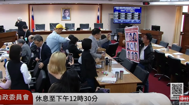 绿委许智杰拿出「国民党怕罢免九宫格」，绿委王义川第一球就丢向徐巧芯。（取自直播）