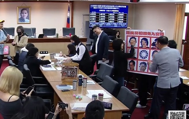 许智杰晒「国民党怕罢免九宫格」。（取自直播）