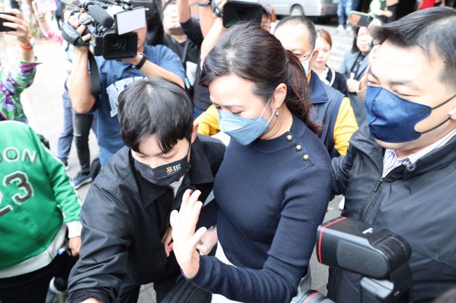 台北地檢署偵辦民眾黨主席柯文哲涉京華城容積率案、政治獻金案5日指揮調查局北機站首度以證人身分約談前新光金控董事長吳東進女兒吳欣盈（中），吳欣盈離開時僅表示，「偵查不公開，謝謝大家」。（杜宜諳攝）
