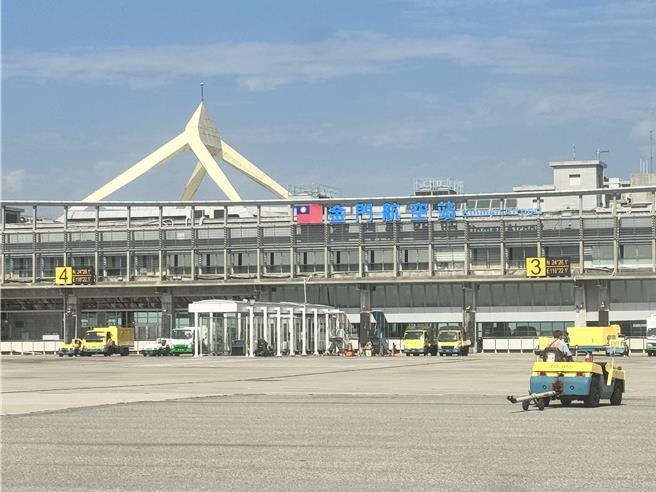 金门航空站为接轨国际、提供安全的服务，歷经一年多的努力终于取得象徵机场设施及作业符合规定的「空侧认证证书」，让乡亲与旅客出游安全获得保障。（于家麒摄）
