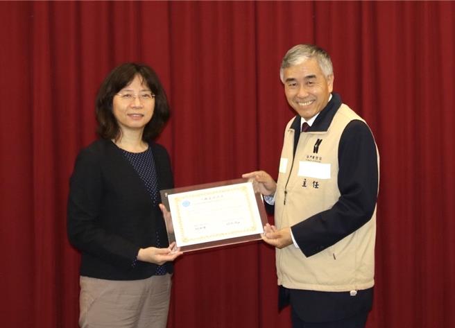 金门航空站主任洪念慈（右）强调，获得空侧认证意味着有能力在认证的有效期内继续维持符合相关规定，提供旅客及乡亲安全便捷的机场空侧服务设施。（图／金门航空站）