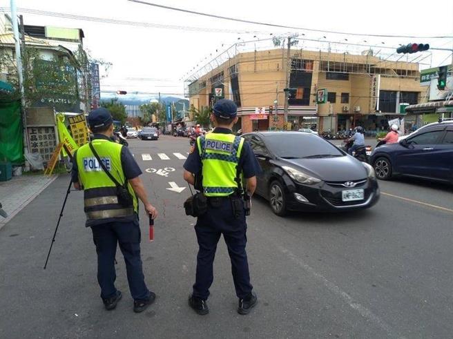 屏东警方2日起展开无期限的「闯红灯违规取缔专案」，首波大执法3天取缔1779件。（警方提供／谢佳潾屏东传真）