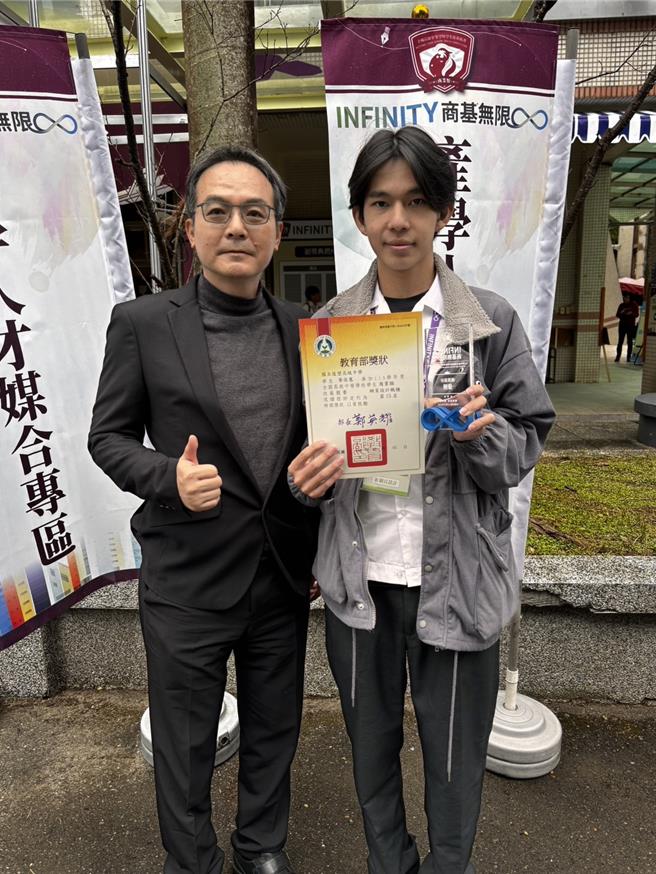 后壁高中校长黄彦鸣（左）表扬这次获获网页设计职种优胜的学生叶佳宪。（后壁高中提供／张毓翎台南传真）