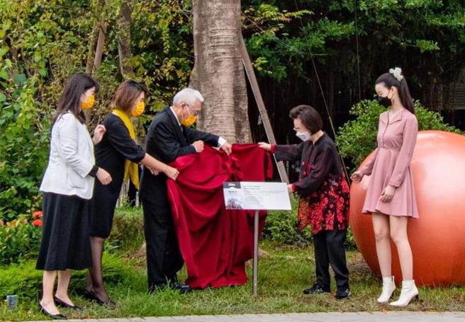 瓊瑤將舊宅庭園中的火燄木、鳳凰木捐贈給滬尾藝文休閒園區，2022年10月園方舉行「瓊瑤愛樹」入厝儀式。（翻攝自滬尾藝文休閒園區臉書）