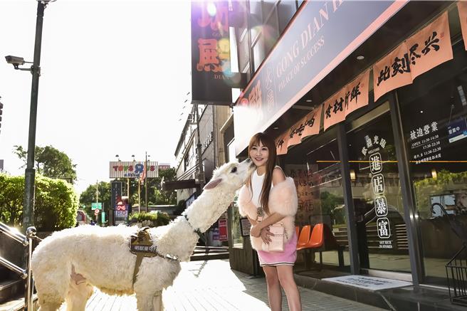 王宥忻与萌宠在餐厅外开心合照。（功殿火锅提供）