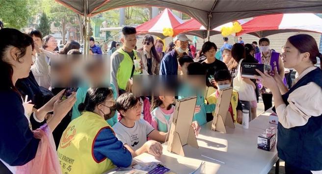 楠梓警方近日到國小參加校慶活動，透過遊戲宣導反詐騙知識。（警方提供／林瑞益高雄傳真）