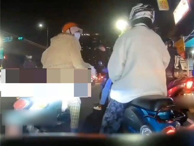高雄1名妇人（左）违规右转险与1名女子机车擦撞，遭提醒后竟怒拍女子机车呛声。（翻摄自社会事新闻影音／任义宇高雄传真）