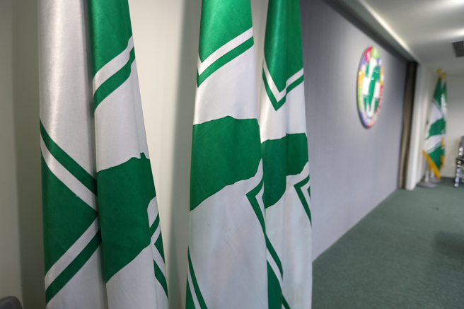 圖為民進黨中央黨部內的黨徽及黨旗。（資料照,劉宗龍攝）