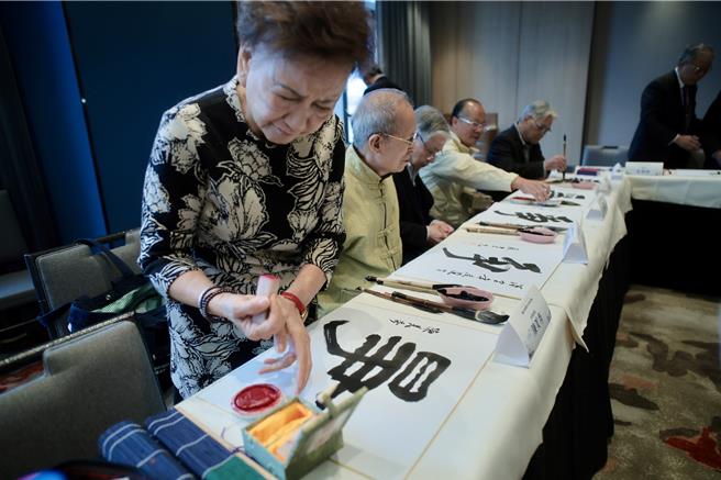 书法名师们现场挥毫。图／郭吉铨摄