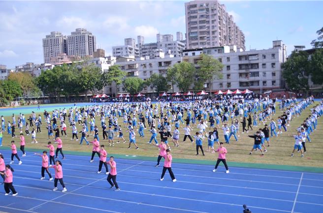 新北市土城区新北高工113学年度师生合作教育杯暨社区联合运动会今（5）日盛大开幕，邀请社区妈妈为运动会带来舞蹈表演，除了展现学校师生合作情谊外，也与社区里民同乐。（新北高工提供）