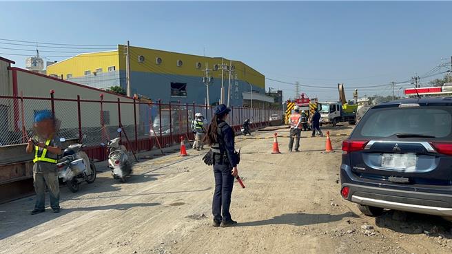 高雄市冈山区冈山北路于5日中午传出有瓦斯外泄情形，警消获报到场维护安全。（翻摄照片／林瑞益高雄传真）