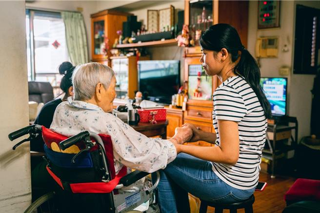 One-Forty与台大医院精神医学部、台北市立联合医院失智症中心合作，推动「外籍看护失智照护与心理健康教材」。（One-Forty提供／林良齐台北传真）