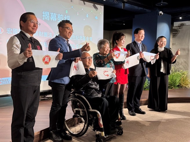 脊髓损伤潜能发展中心举办圣诞红义卖活动，各界响应爱心，并呼吁大眾共同加入，帮助更多伤友及家庭重获新生。（王柏森摄）